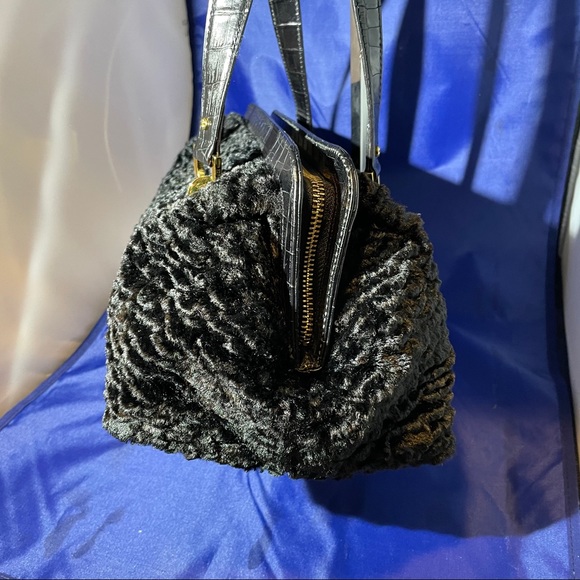 Kate Spade Jet Black Bag w/ Gold Hardware Faux - Picture 4 of 4